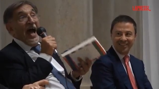 Le aule cadono a pezzi, la carta igienica è un concetto immaginario, l'istruzione è diventata un optional, il precariato è la normalità, ma La Russa e Arianna Meloni propongono di adottare il libro di Bocchino come testo scolastico. Ripeto, Bocchino. Questo Paese non è reale.