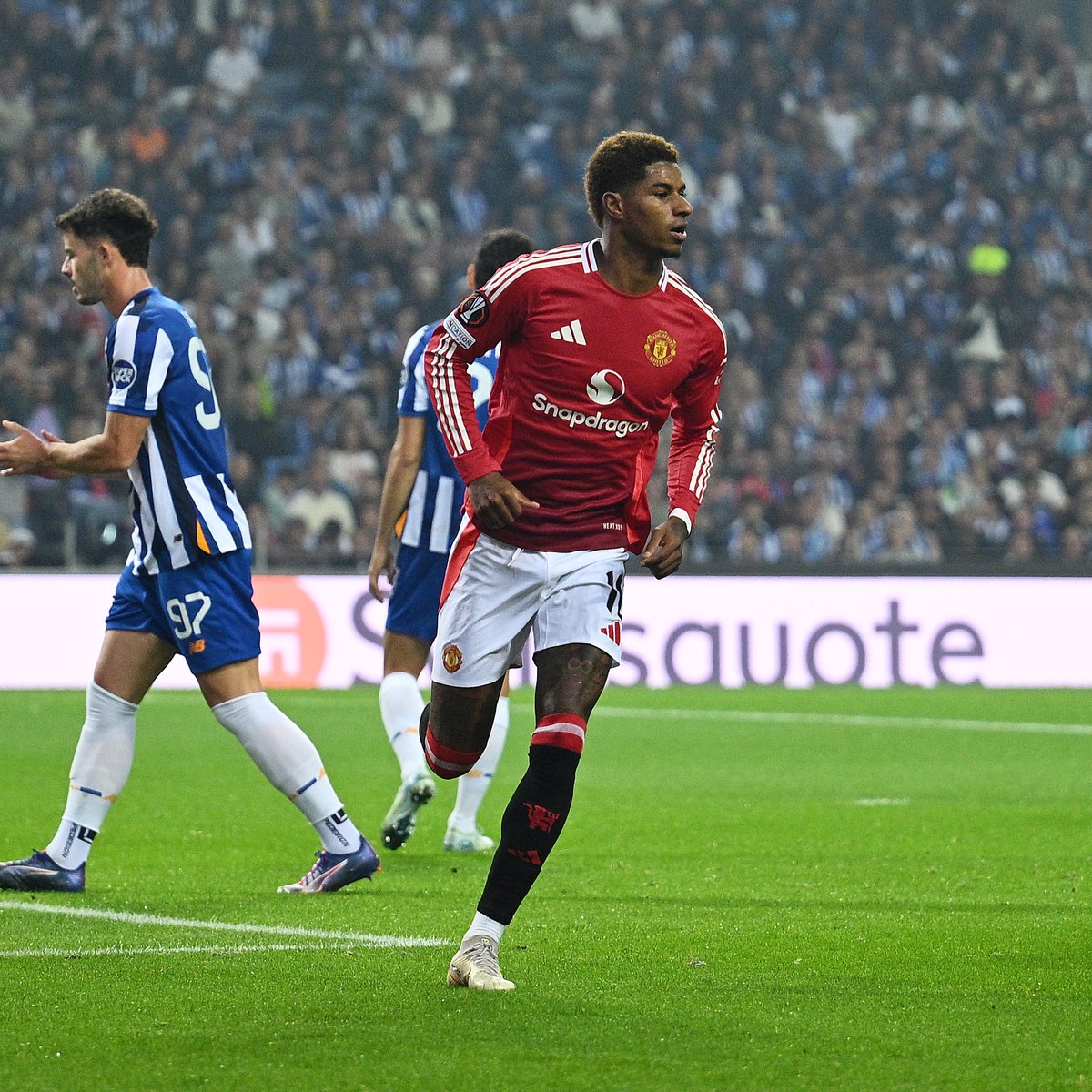 A fine solo effort from Marcus 👌 #MUFC || #UEL
