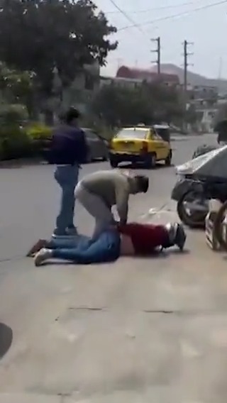 ¡Caen Los Sanguinarios de la Ciudad! 📍#SMP En un golpe definitivo, agentes #Dirincri de la Policía Nacional del Perú capturaron a tres integrantes de esta red criminal que extorsionaba a transportistas. Se incautó un arsenal de armas. Estaban vinculados al Tren de Aragua y Los Gallegos.