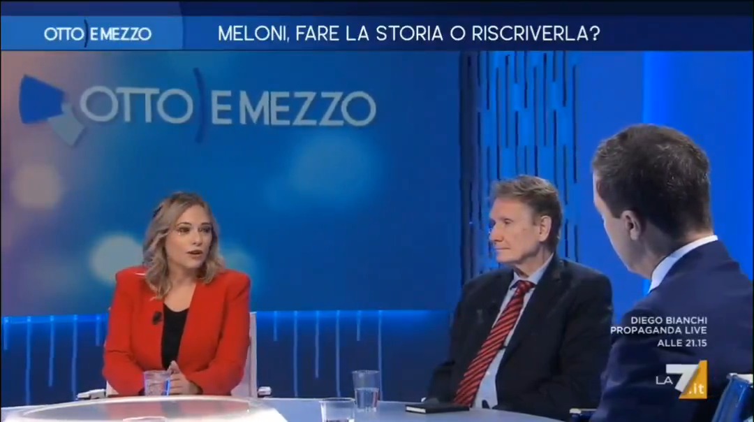 Ponzani sbugiarda il libro di Bocchino davanti a Bocchino: "Sarebbe un buon testo scolastico se si volesse insegnare come mistificare la storia e riscrivere il passato mescolando il vero al falso. De Gasperi è descritto come di destra dimenticando che fu antifascista" #ottoemezzo