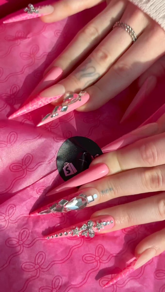 We’ve got a surprise for you! 🤫 Like what you see? Tell us which Nicki Minaj track gets you into boss mode 💅🏾 and you might just score a set of Pink Friday Nails and our new limited edition crewneck with Shopify 🛍Whether you’re grinding behind the scenes or owning the spotlight, this crewneck is made for the entrepreneurs and those creating their own Pinkprint 🎀👑