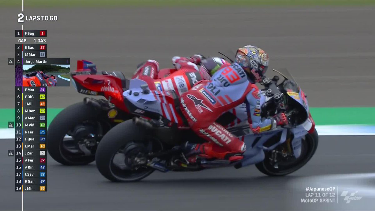Bumping and barging ⚔️ It's Enea Bastianini 🆚 Marc Márquez for the silver medal 🥈 #JapaneseGP 🇯🇵