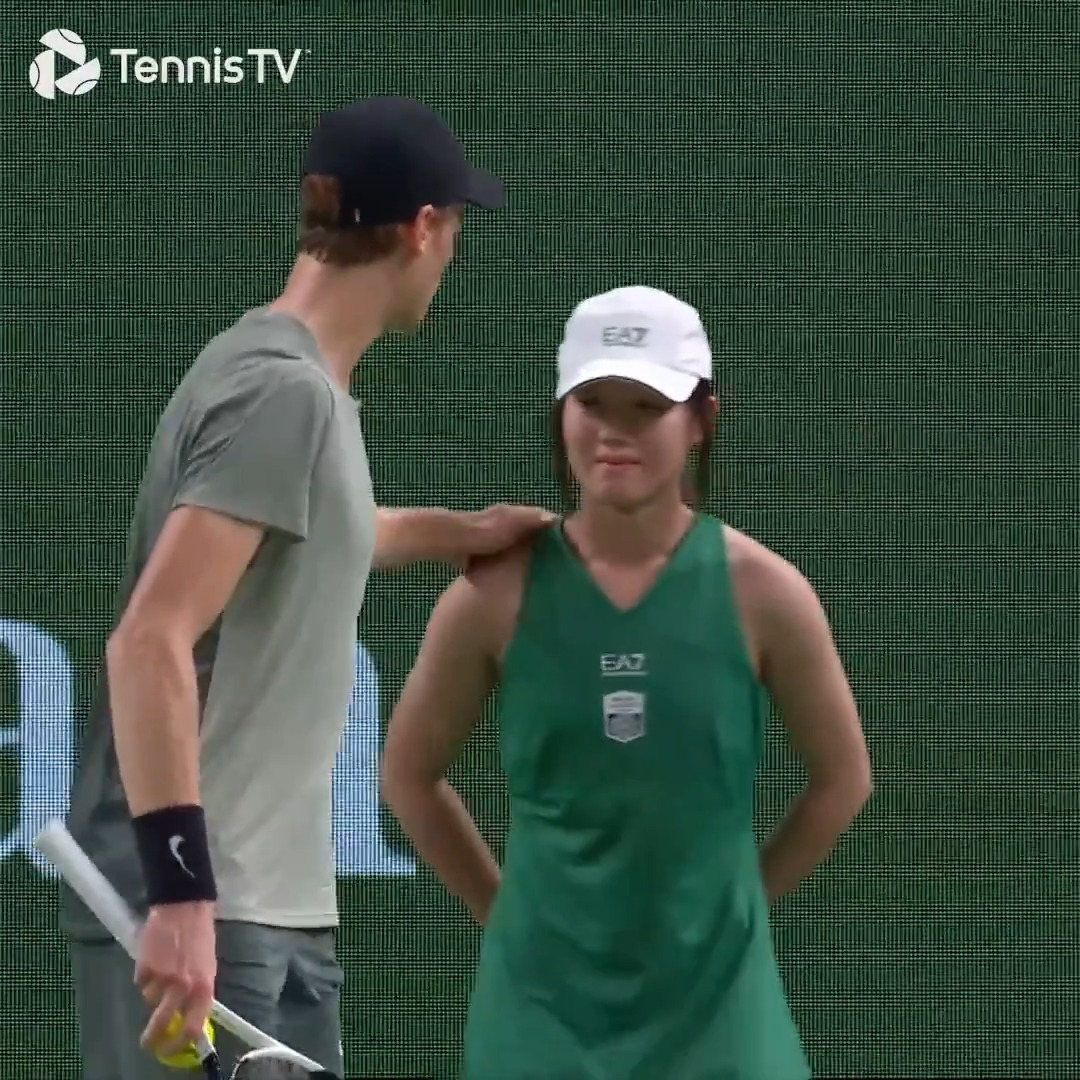 Jannik Sinner walks over to check on a ball girl who was accidentally hit by Taro Daniel’s serve. ❤️‍🩹