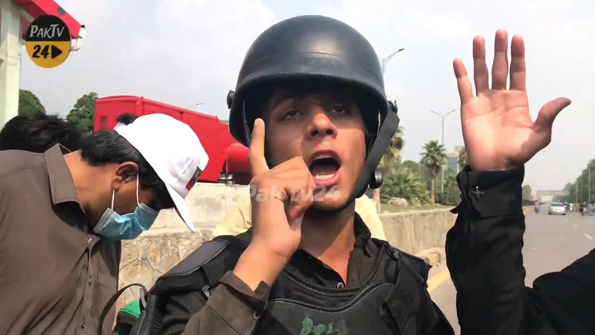 ایک پٹھان لڑکے نے پولیس سے وردی چھین کر پہن لی رات اسی لڑکے نے پولیس سے بھرے ہوئے شیل بھی چرائے