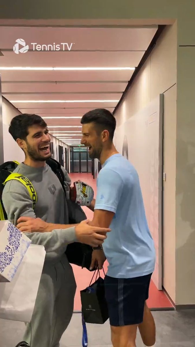 Alcaraz: «¿Dónde os metéis, que no se os ve?» Djokovic: «Estoy disfrutando de mi tiempo fuera de pista, tío» Alcaraz: «¡Mucha suerte, siempre!» 🇪🇸🤝🏻🇷🇸