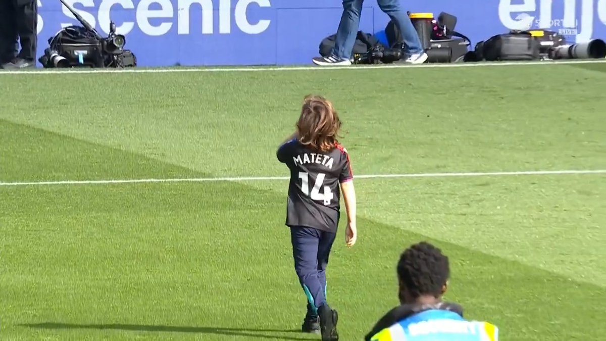 This young Crystal Palace fan shushed the Liverpool supporters after scoring a penalty at half-time 🤣 🤫 📺 TNT Sports & discovery+ UK