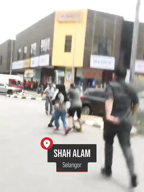A large-scale operation was conducted around the business centre of Taman Sri Muda, Section 25 in Shah Alam on Saturday (Oct 5), targeting areas reportedly monopolised by foreign nationals.