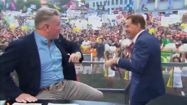 THE FANS GOT NICK SABAN TO TAKE OFF HIS TIE 😭