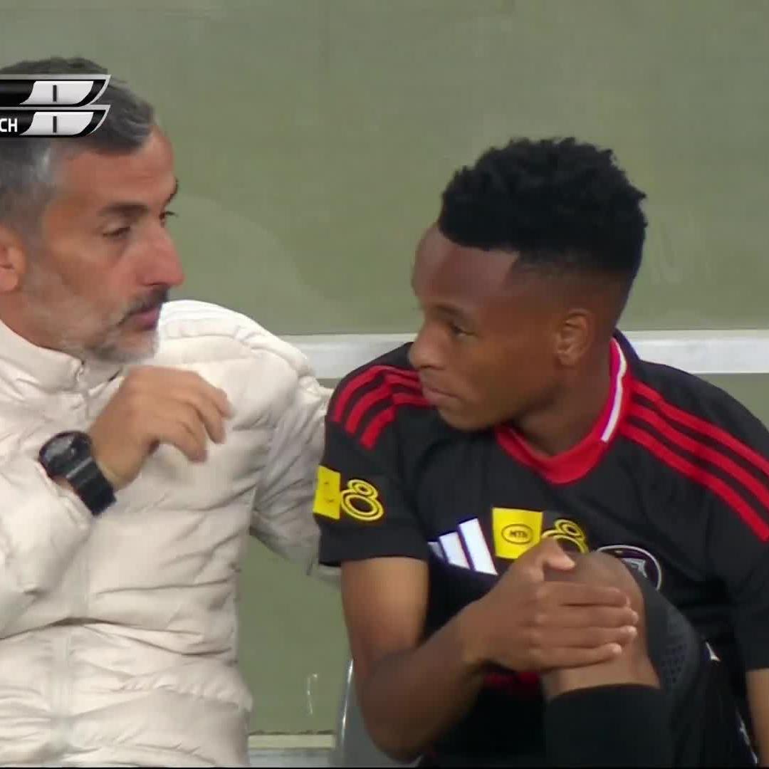 𝐓𝐇𝐄 𝐂𝐑𝐎𝐖𝐃 𝐑𝐎𝐀𝐑𝐒 𝐅𝐎𝐑 𝐑𝐄𝐋𝐄 👊🔥 Mofokeng is such a fan-favourite 🥹 📺 Stream #MTN8 on DStv:
