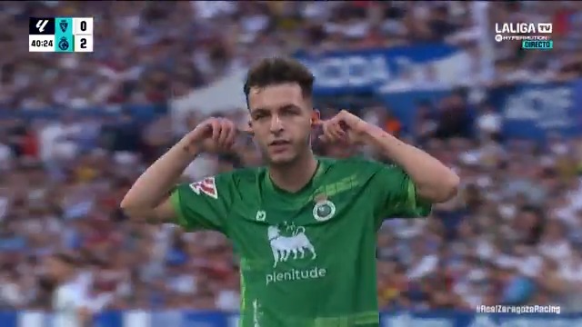 Le han sacado amarilla a Iñigo Vicente por hacer su celebración frente a la cámara. Es para no entender nada.