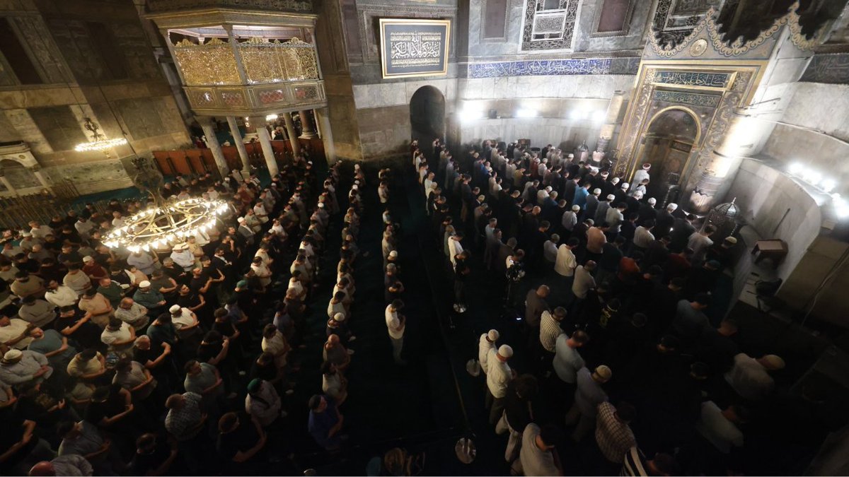 “İlahi Ya Rabbi! Gazze’de, Filistin’de vatanlarını, yurtlarını, yuvalarını korumak için mücadele eden kardeşlerimizi zalimlere karşı muzaffer eyle!” Diyanet İşleri Başkanlığı olarak Ayasofya-i Kebîr Cami-i Şerîfi ve ülkemizin dört bir yanındaki camilerimizde yatsı namazına müteakip düzenlediğimiz “Şehitlerimiz ve mazlumlar için duadayız” programında genç kardeşlerimiz ve vatandaşlarımızla birlikte vatan müdafaasında şehadete kavuşan aziz şehitlerimiz, Filistin ve mazlum coğrafyalarda ki kardeşlerimiz için hep birlikte dualar ettik.