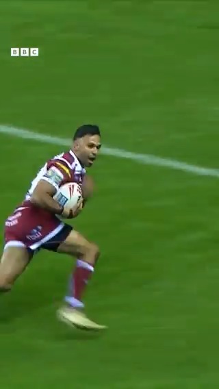 A moment of magic โจ ๐ฃ The footwork! ๐ The early celebration! A simply incredible try from Bevan French for Wigan in the Super League play-off semi-final. #SuperLeague #BBCRL