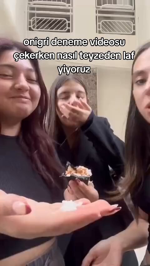 Kendi aralarında eğlenip video çekerken bir kadının "Kız çocuğu güler mi?" tepkisine maruz kalan gençler: "Sen gülme o zaman."