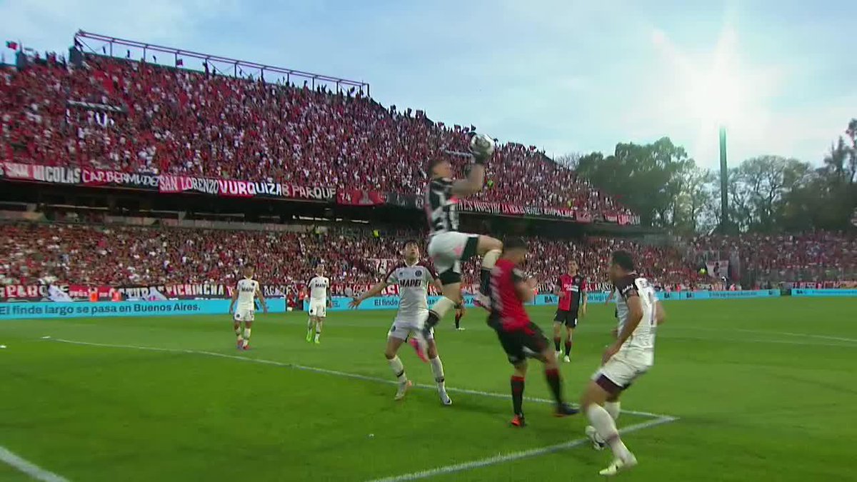 Es la segunda vez en poco tiempo que Espinoza tergiversa el concepto de contacto y el VAR no hace nada para corregirlo. Señalar penal en esta ocasión pertenece al reglamento de otro deporte. Queda claro que el que propone el choque es el delantero.