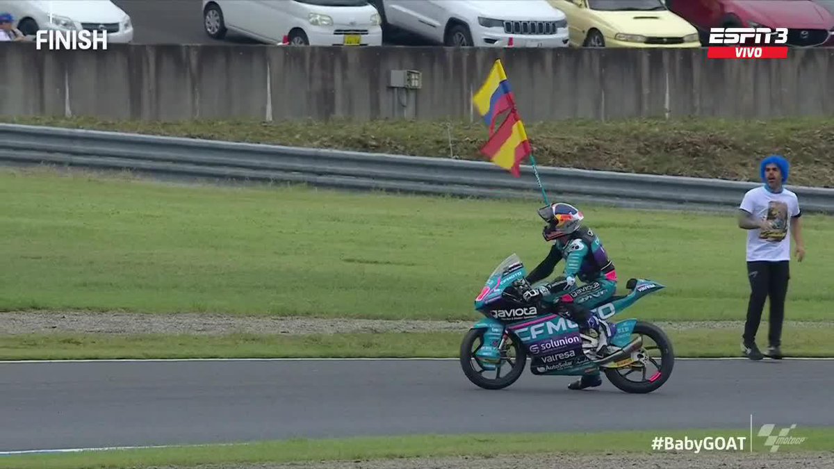#Moto3 🏍️ | ¡LA BANDERA ARRIBA 🇨🇴! David recorre el circuito de Japón con la bandera arriba. ✅ La bandera de Colombia 🇨🇴 por su mamá ✅ La bandera de España 🇪🇸 por su papá ¡Viva David Alonso carajo 💛💛💙❤️! 🎥: MotoGP™🏁