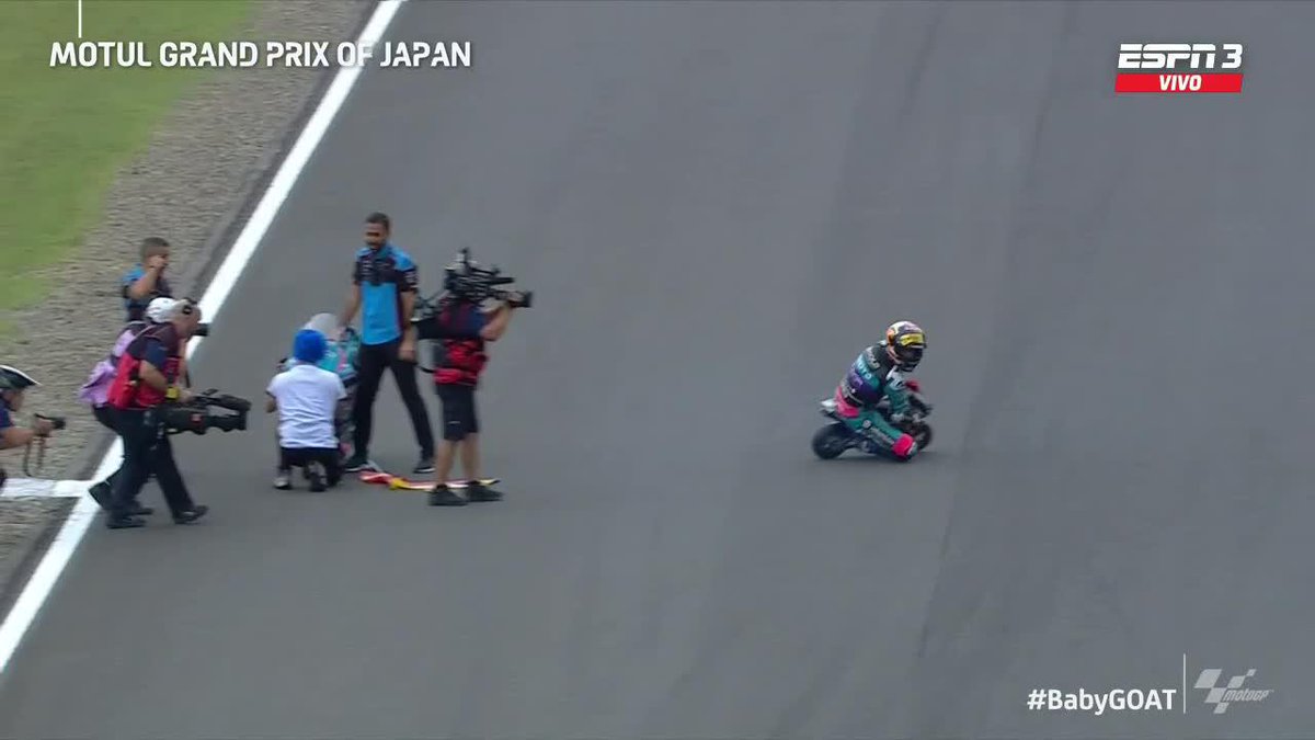 ¡EL MEJOR FESTEJO DE TODOS! David #Alonso, campeón del mundo, se subió arriba de su mini moto para dar la vuelta olímpica. 😍😅