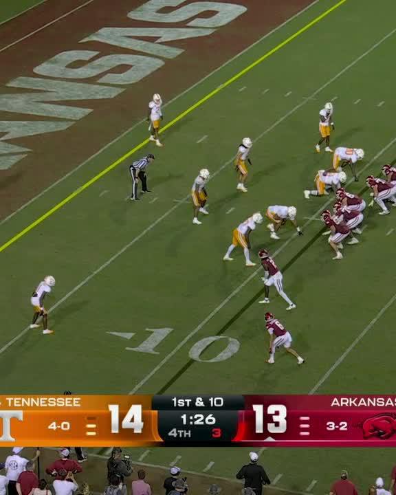 UPSET ALERT IN FAYETTEVILLE 🚨 ARKANSAS TAKES THE LEAD LATE IN THE FOURTH VS. NO. 4 TENNESSEE 😱 📺 ESPN