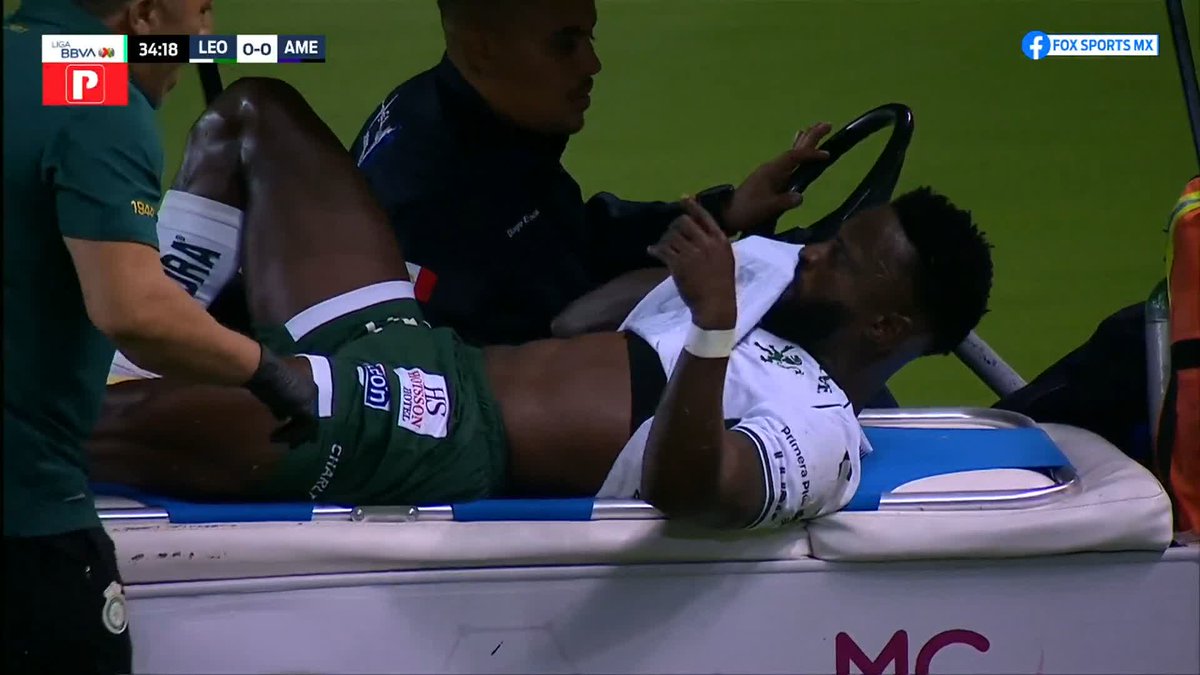 ENTRA EL CARRITO DE LAS DESGRACIAS 😱 Mendoza se duele mucho luego de una falta de Dos Santos y tiene que salir en el carrito de las desgracias. #LaFieraxFSMX