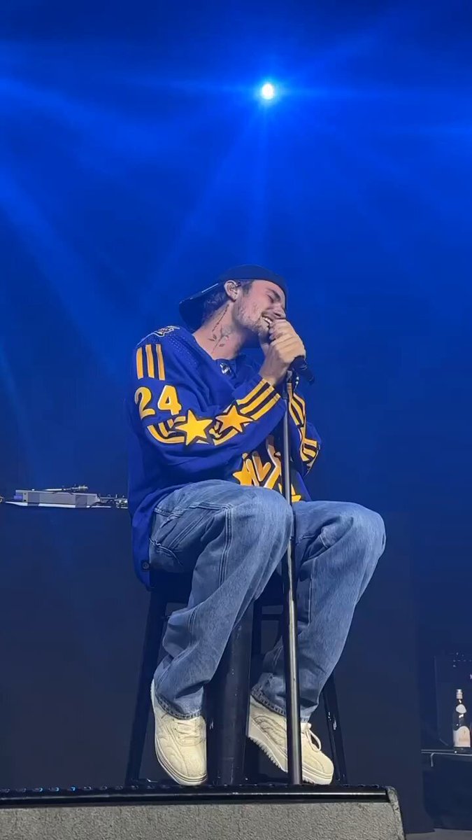 JUSTIN BIEBER PERFORMING SNOOZE LIVE