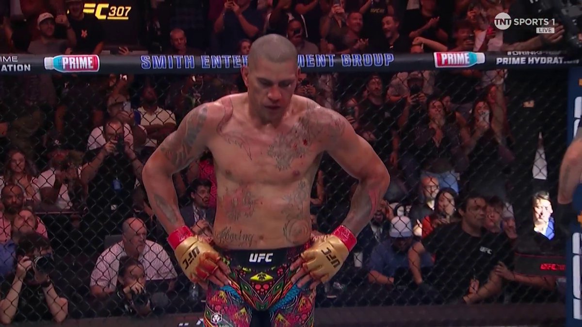 ALEX PEREIRA DOES IT AGAIN! 🏆👊 Poatan just put on one of the best performances of the year! 👑 #UFC307 | LIVE on TNT Sports &amp; discovery+o