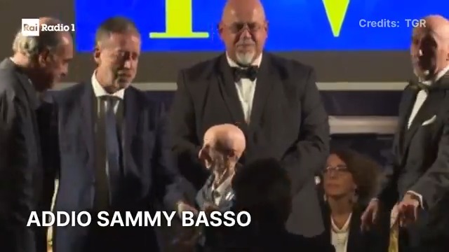 🔵 #SammyBasso La scomparsa a 28 anni di Sammy Basso, biologo vicentino, scrittore, affetto da progeria, malattia che causa l'invecchiamento accelerato. "L'importanza di andare avanti anche quando sembra impossibile", diceva ieri a Venezia, dove aveva ricevuto il Premio Rizzo