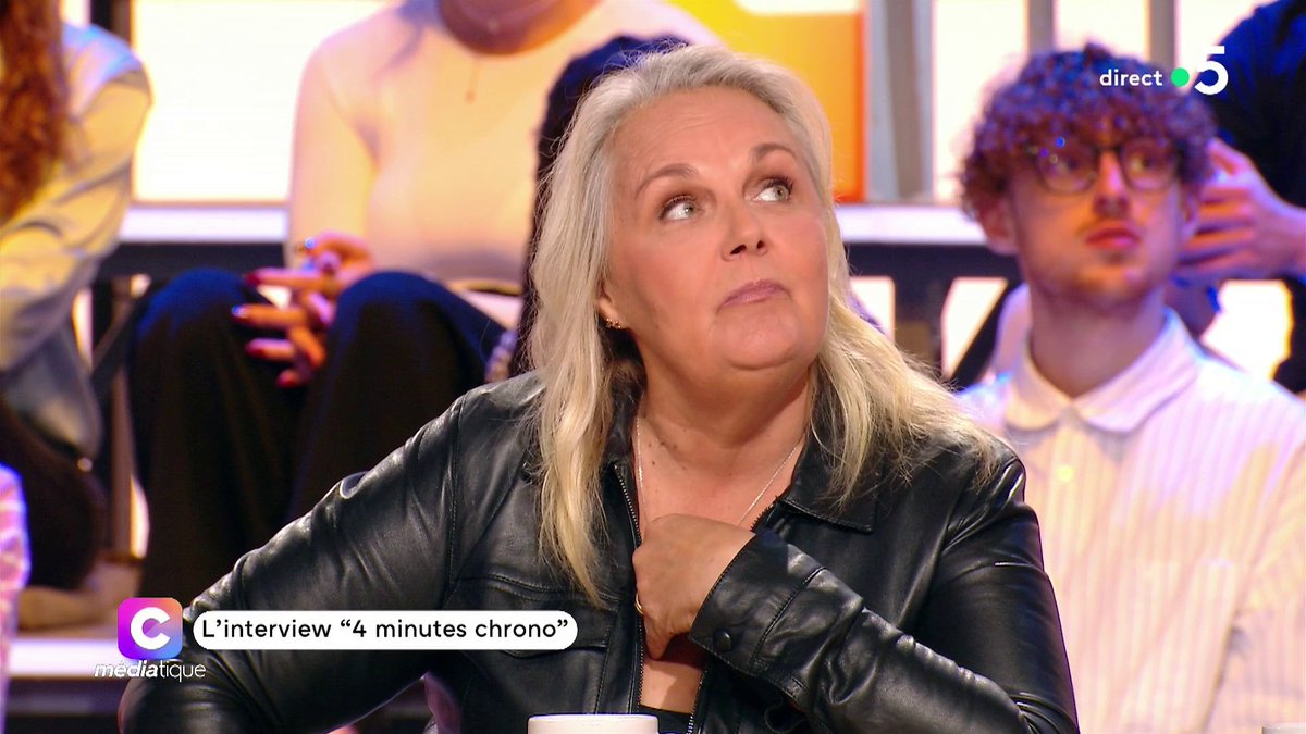"Tout ce qui touche les violences conjugales me met la rage. Je me suis fait déglinguer pendant longtemps par un connard. J'ai perdu des dents, presque la vie". 👉🏼 Le retour de Stéphane Plaza à l'écran, une mauvaise idée? La réponse touchante de Valérie Damidot 🥄🍳 . #CMediatique