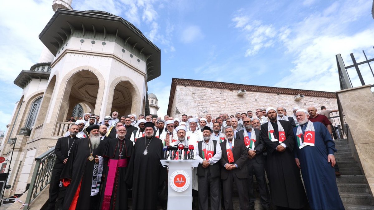 "Bugün, Filistin ve çevresinde yaşanan soykırım karşısında insanlığın ortak vicdanının sesi olarak buradayız." İsrail’in Gazze’ye yönelik başlattığı işgal ve soykırıma karşı Müslüman Alimler ve Farklı İnançlara Mensup Din Adamları ile “Barışa Çağrı” başlığıyla İstanbul'da ortak basın açıklaması gerçekleştirdik.