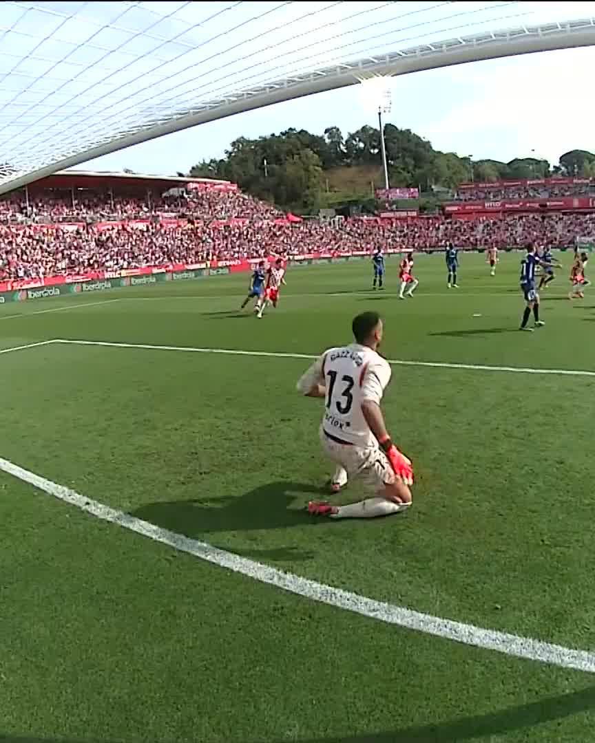 𝗝𝗨𝗦𝗧𝗘 𝗜𝗡𝗖𝗥𝗢𝗬𝗔𝗕𝗟𝗘 ! 😱 Voici 1 des 3 pénaltys arrêtés par Paulo Gazzaniga (dont un à retirer) pour Girona ce dimanche face à Bilbao. 🇪🇸🤯🧤 L’issue du match ? Victoire de Girona sur pénalty à la 90+9'. 😭😭😭 Quelle performance. 👏