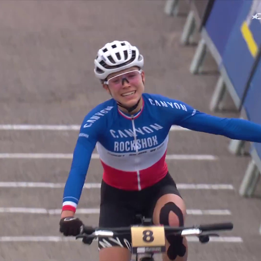 🇫🇷 Loana Lecomte finit la saison en beauté ! La Française triomphe sur le dernier cross-country olympique de l'année disputé à Mont-Sainte-Anne. Suivez la Coupe du monde de VTT en intégralité sur Eurosport #MTBWorldCup