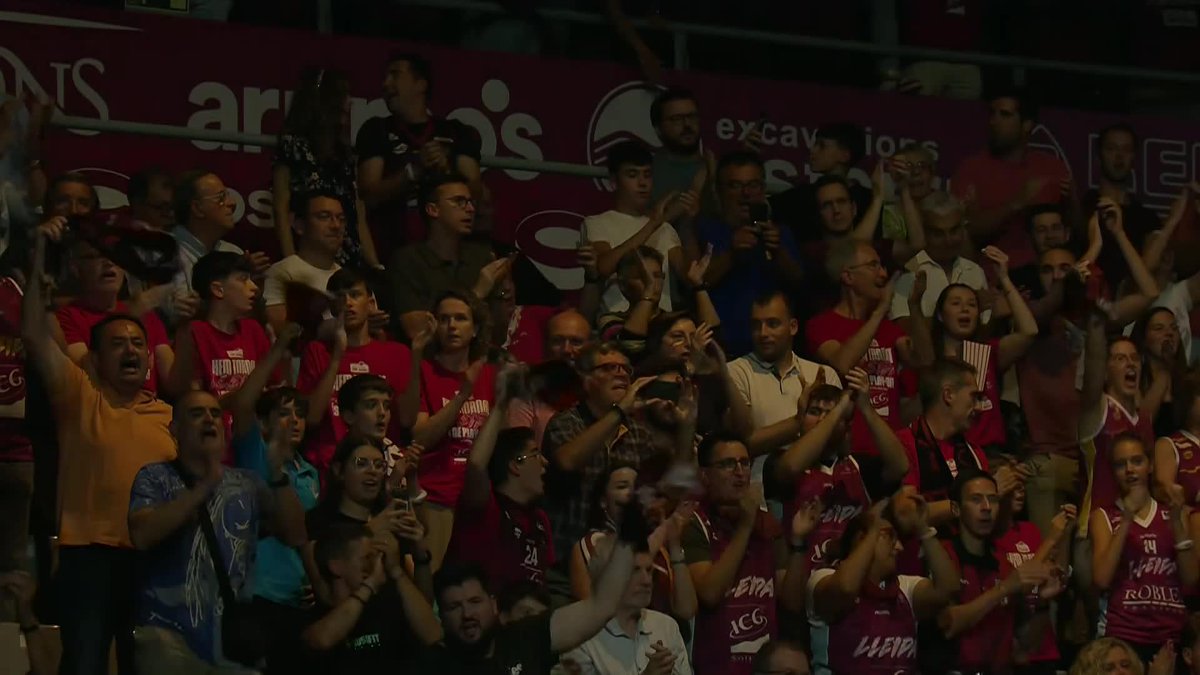💜 Esto es el BARRIS NORD. Esto es LLEIDA. Esto es el HIOPOS HIOPOS LLEIDA. ¡Estas son 𝙢𝙖́𝙨 6⃣.0⃣0⃣0⃣ 𝙙𝙚 𝙜𝙖𝙧𝙜𝙖𝙣𝙩𝙖𝙨 animando al unísono! ¿Puede estar siendo MÁS EMOCIONANTE este primer partido ante su afición? #LigaEndesa