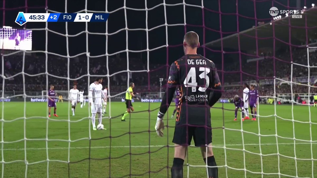 MASSIVE SAVE BY DAVID DE GEA! 💥 The Spaniard keeps Fiorentina ahead, proving he's still got those clutch moments ✨ 📺 TNT Sports & discovery+ UK