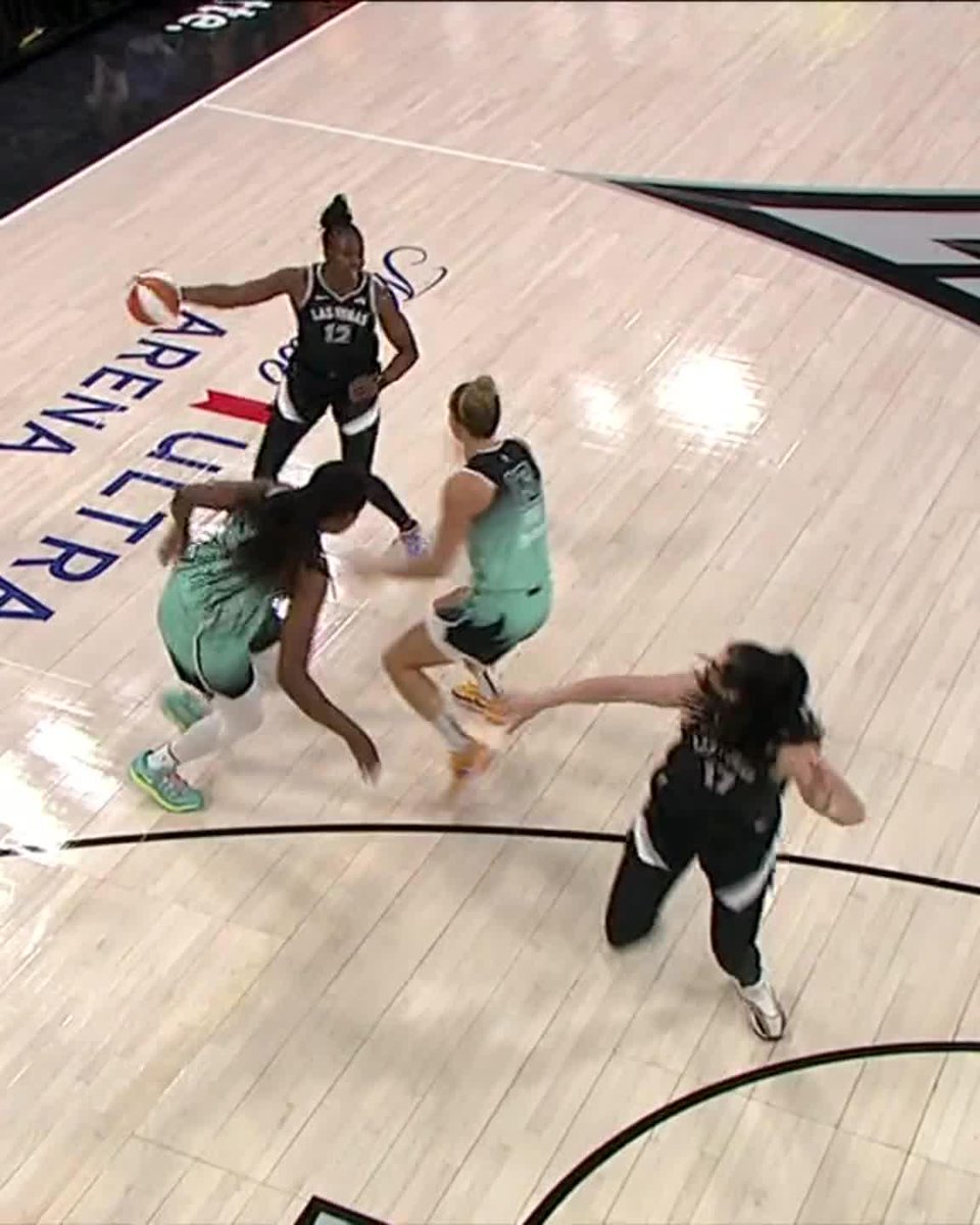 THE SPIN AND PLACEMENT ON THIS PASS 🤯 Chelsea Gray dropped an absolute DIME 🔥
