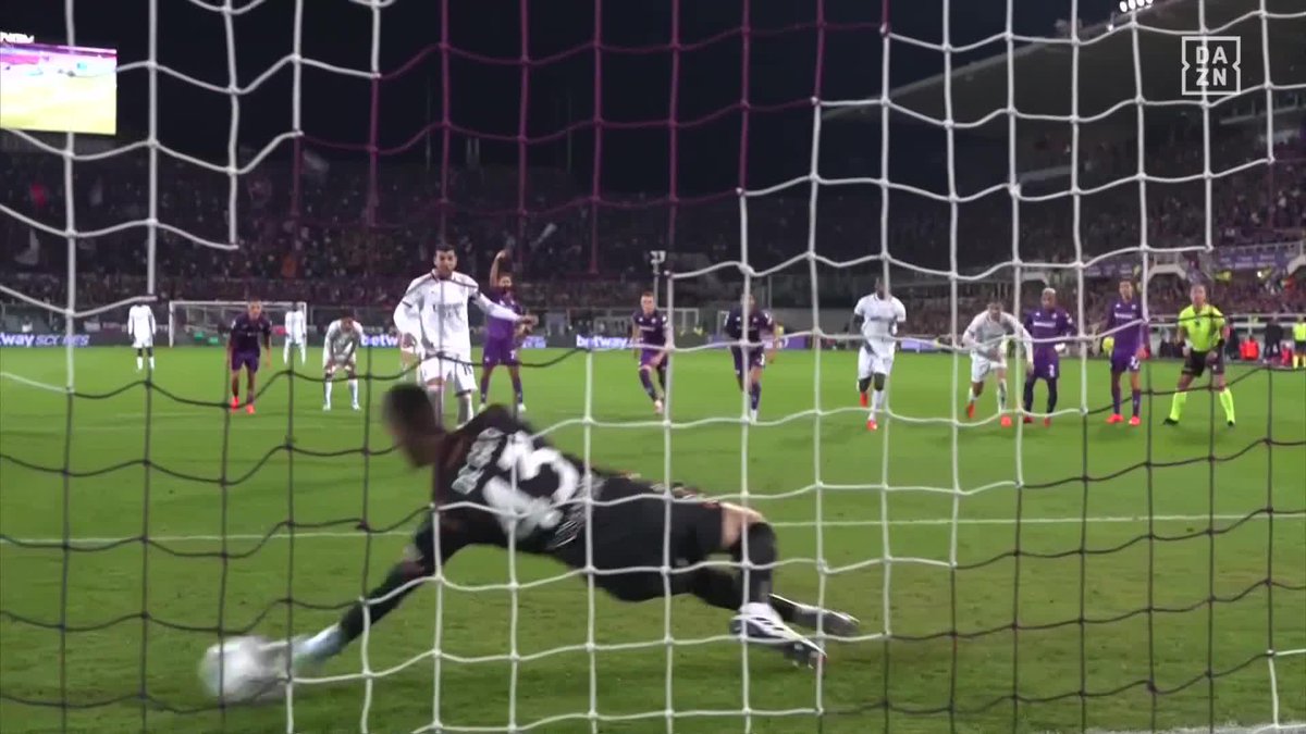Sigue teniendo AURA. DON David De Gea siendo decisivo en Florencia. #SerieAenDAZN 🇮🇹