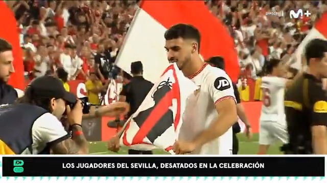 🎥 Imagen #DeportePlus: la bandera que los jugadores del Sevilla mostraron en la celebración.