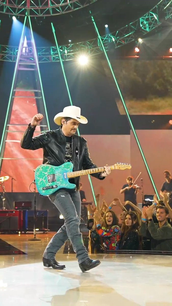 .Brad Paisley + his paisley guitar = perfection 👌 #AMAs50 #AMAs
