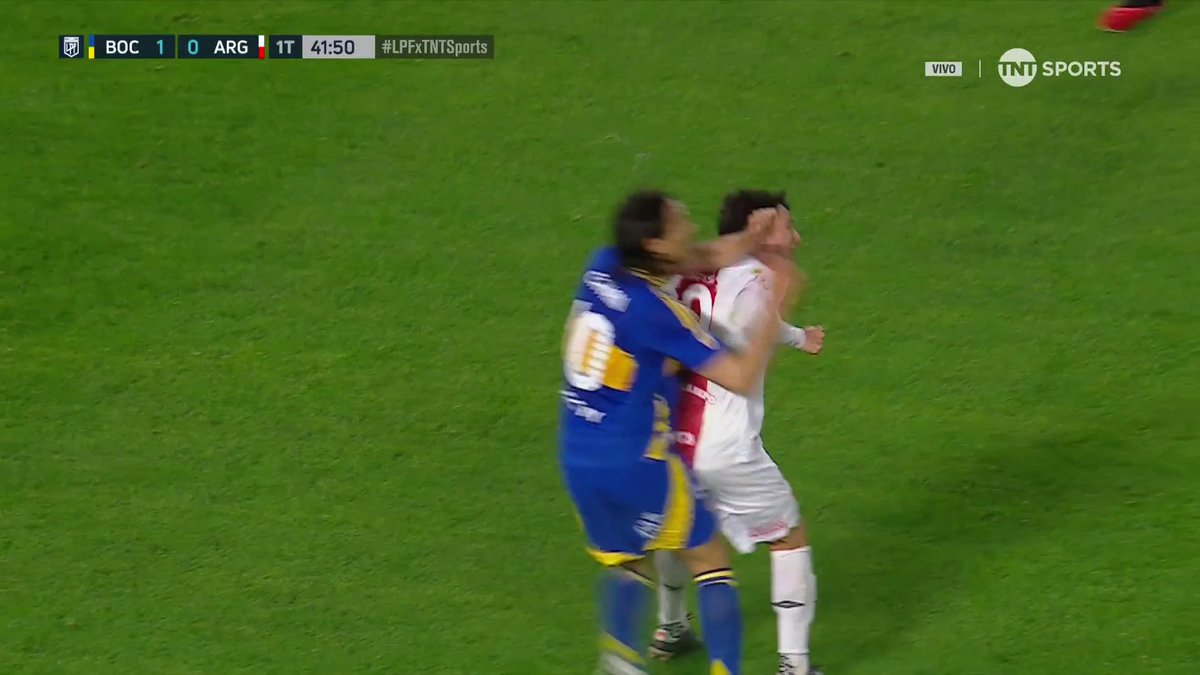 Como es de costumbre, los jugadores de Boca juegan con otro reglamento. Hoy Cavani (estando amonestado) mete este terrible codazo y el árbitro no le saca nada y encima el VAR tampoco lo llama. Es lo de siempre, se nota que Riquelme es vice de la AFA.