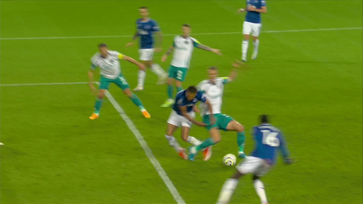"I think Dan Burn has been clever." Dermot Gallagher and Ref Watch analyse Everton's penalty call against Newcastle United 👀🔍