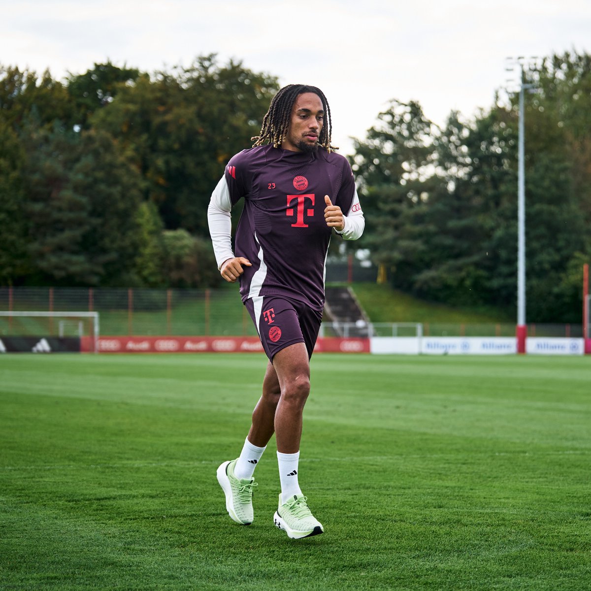 Welcome back! 👋 Sacha Boey war heute erstmals wieder draußen beim Laufen. 🏃 Alle Infos: #MiaSanMia #FCBayern