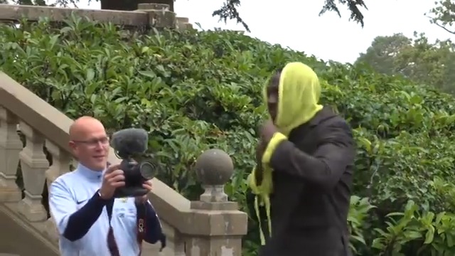 👀 "Vous ne savez pas qui je suis ?" 🤣🇫🇷 L'arrivée mystérieuse et insolite de... Konaté à Clairefontaine ! #interview #beINSPORTS