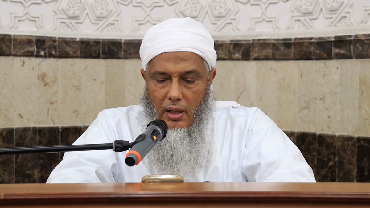 تعليق الشيخ الددو على حديث: " إن الله تعالى لا يظلم المؤمن حسنة، يعطى عليها في الدنيا و يثاب عليها في الآخرة، وأما الكافر فيطعم بحسناته في الدنيا، حتى إذا أفضى إلى الآخرة لم تكن له حسنة يعطى بها خيرا "