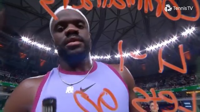 A really good pro tennis player writing on the lens of one of the broadcasting cameras "Commanders 4-1 lets go" is something I didn't know I needed to see 😂 We worldwide now, it's good to be back 🔥🔥🔥