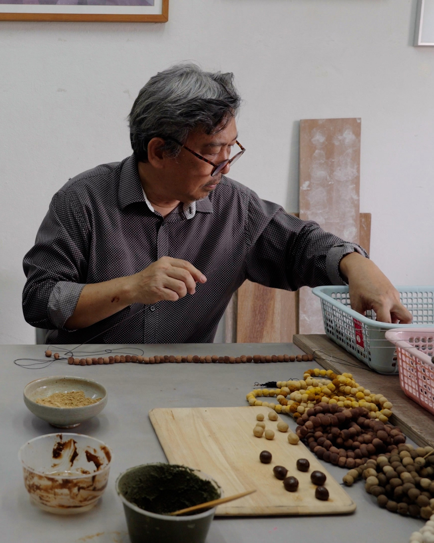 When artist Montien Boonma was searching for a cure for his wife’s cancer, he turned to traditional Thai medicine and the healing power of smell. Go behind the scenes to find out how scent can play a role in how we experience art →