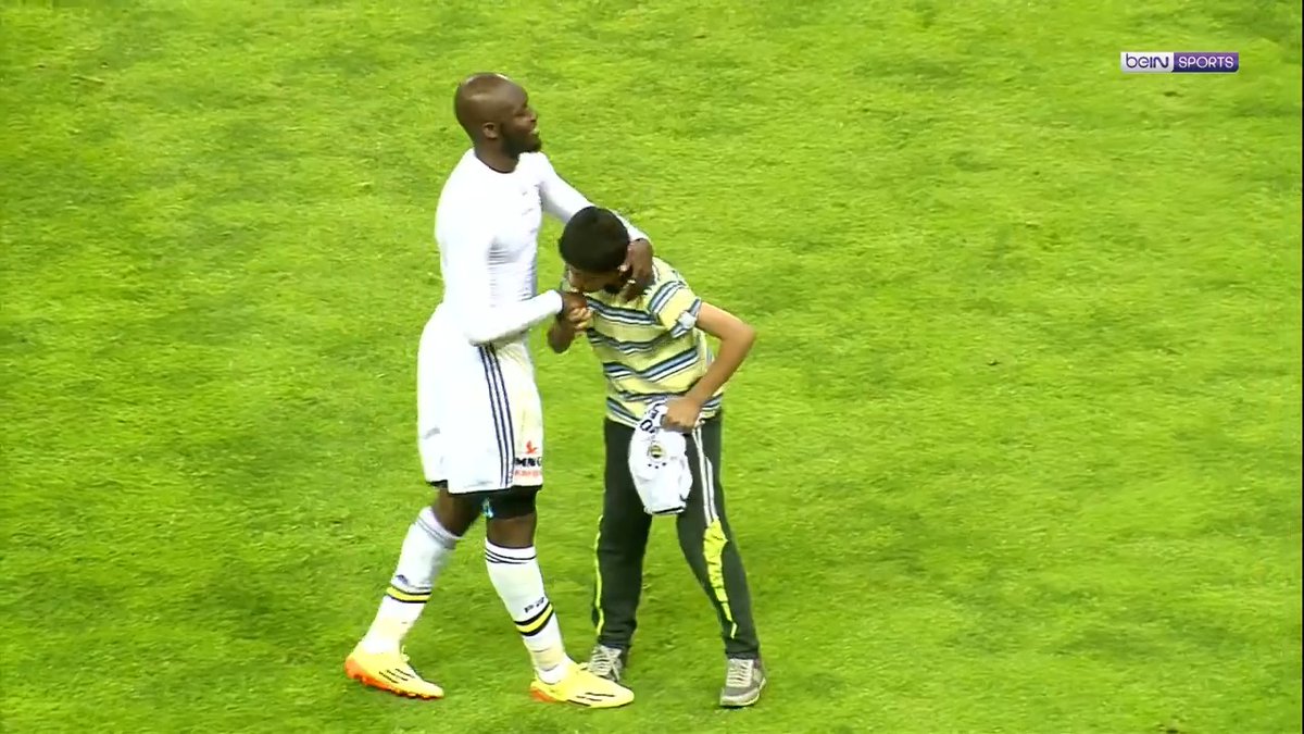 💨 Moussa Sow’un formasını kapan minik taraftar, Sow’a tebriğini iletip hızlıca yeşil sahadan uzaklaşıyor… 🔗Beinsports