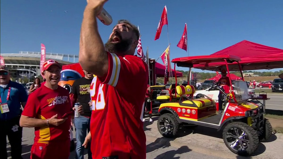One Kelce playing at Arrowhead, while the other Kelce tailgates outside 😅🤝 Jason Kelce