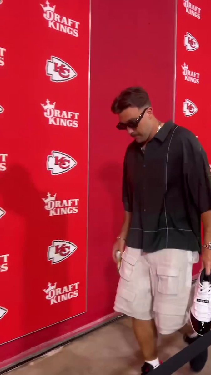 TRAVIS KELCE WALKIN’ IN LISTENING TO BOSSMAN DLOW FOR MNF 🔥 📺 #NOvsKC | 8:15 PM ET on ESPN