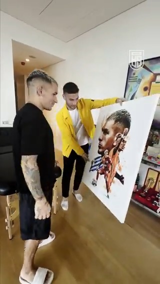 🙂 Hediye edilen tabloda kendisini gören Lucas Torreira, 'Maşallah' diyerek tabloyu öptü.