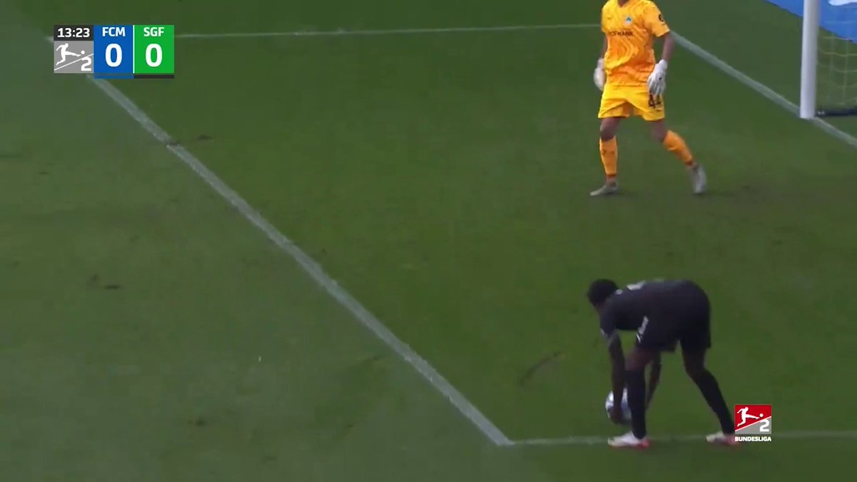 "HE'S JUST PICKED THE BALL UP?!" 🤯 Two wild penalty moments in the 2.Bundesliga 👀