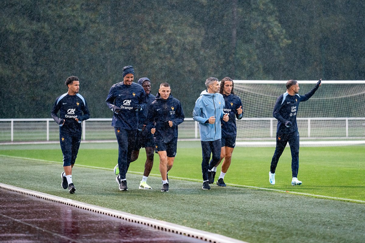 Il pleuvait fort à Clairefontaine hier soir, mais ça n'arrête pas nos Bleus ! 😅👊