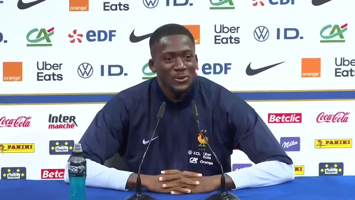 💬 Ibrahima Konaté sur les choix des tenues à l'arrivée à Clairefontaine : « Jules (Koundé) a montré de très belles pièces, je lui ai dit "Je suis là pour te concurrencer, ça va être la guerre entre toi et moi !" » #lequipeFOOT