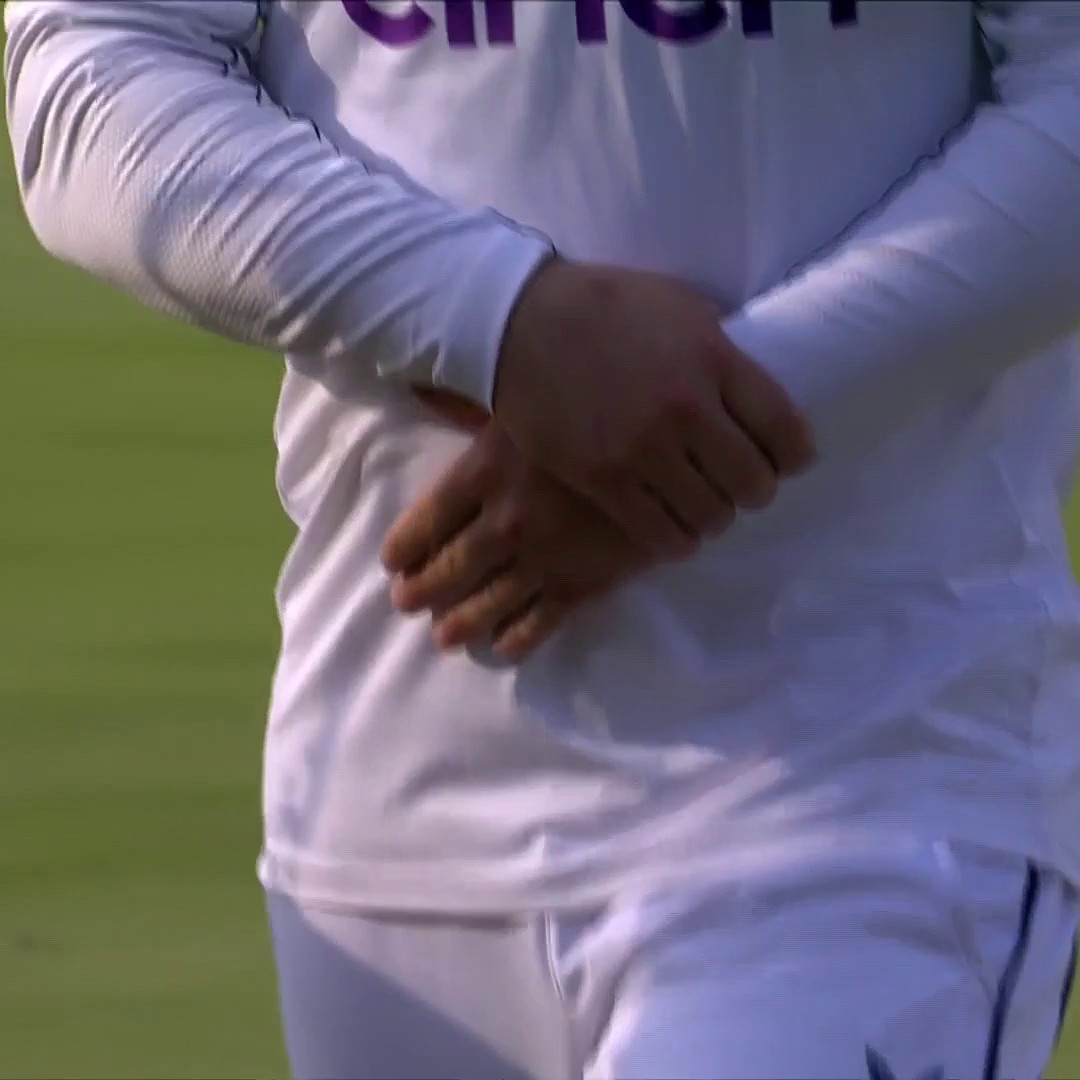A Joe Root bouncer ends the Pakistan innings at 556 all out, but Ben Duckett looks to have hurt his thumb in the process 😬